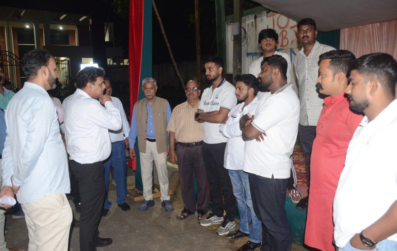 छात्र नेताओं से बात करते हुए कुलपति प्रो. राम कुमार सिंह