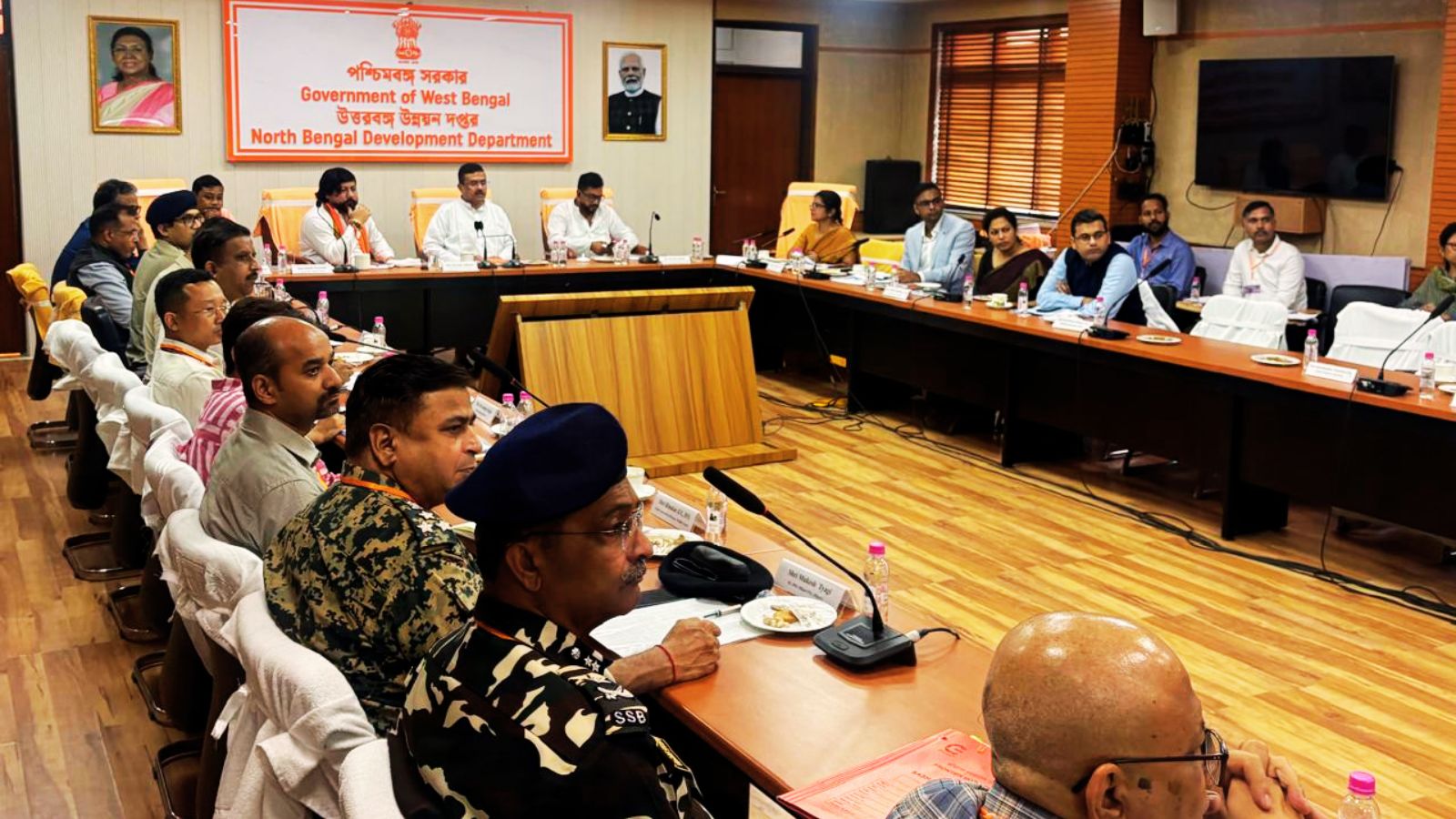 अधिकारियों के साथ बैठक करते मुख्यमंत्री शुभेंदु अधिकारी. फोटो : प्रभात खबर