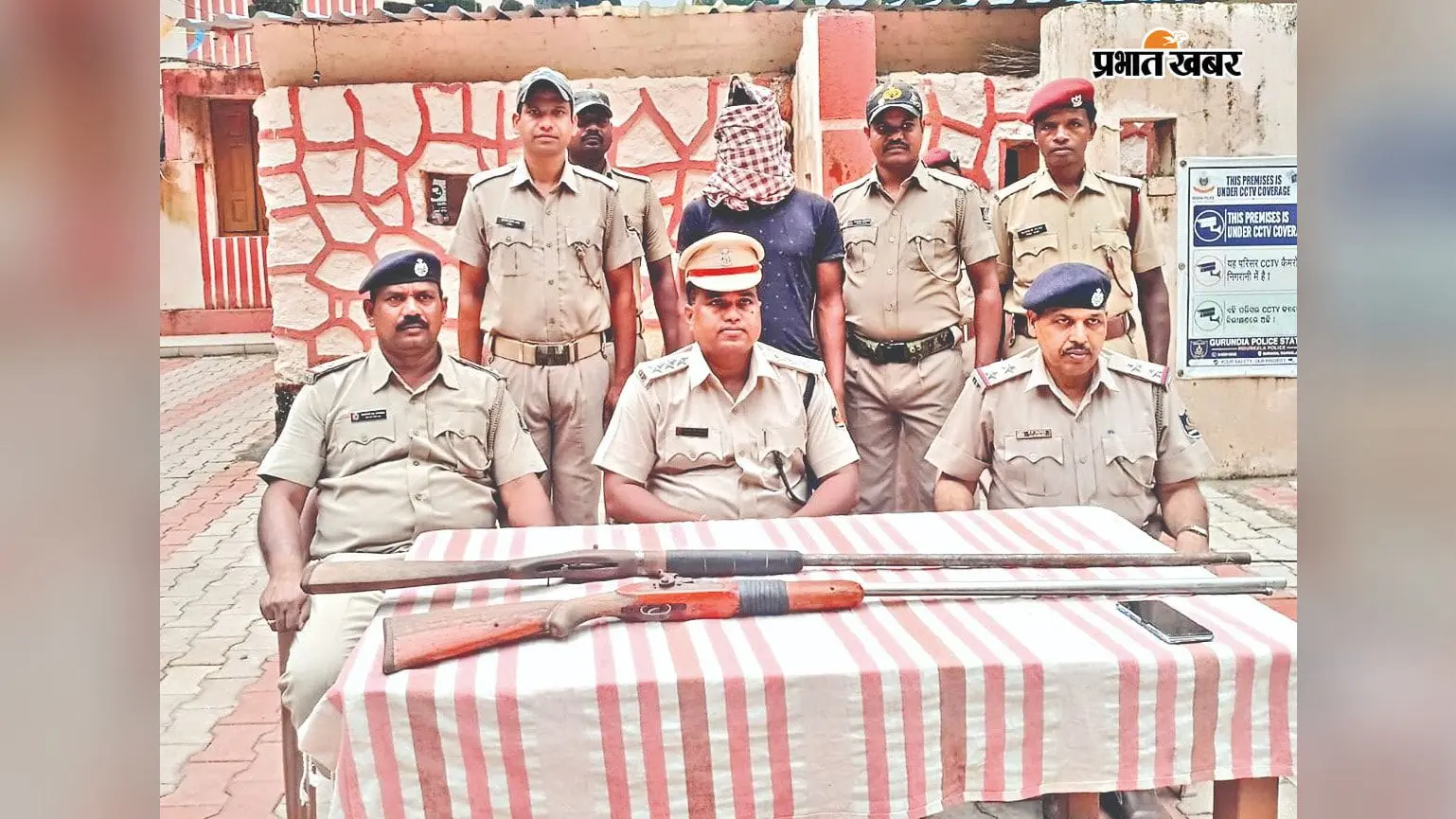 शिकार के दौरान दोस्त को लगी गोली, एक गिरफ्तार, दो देसी बंदूकें जब्त