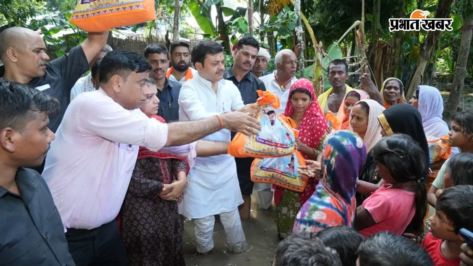 Bihar Flood: बाढ़ में फंसे परिवारों के बीच पहुंचे मंत्री संजय सिंह,लोजपा ने पीड़ितों को बांटी राहत सामग्री