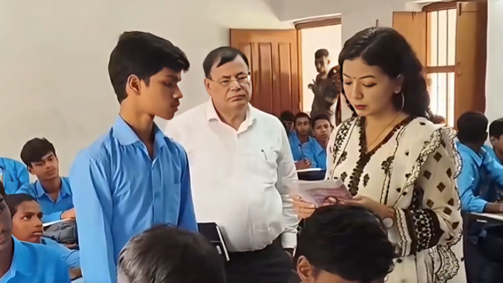 निरीक्षण के दौरान छात्रों से उनकी पढ़ाई और विषयों की समझ के बारे में बातचीत करतीं जहानाबाद डीएम. फोटो - X