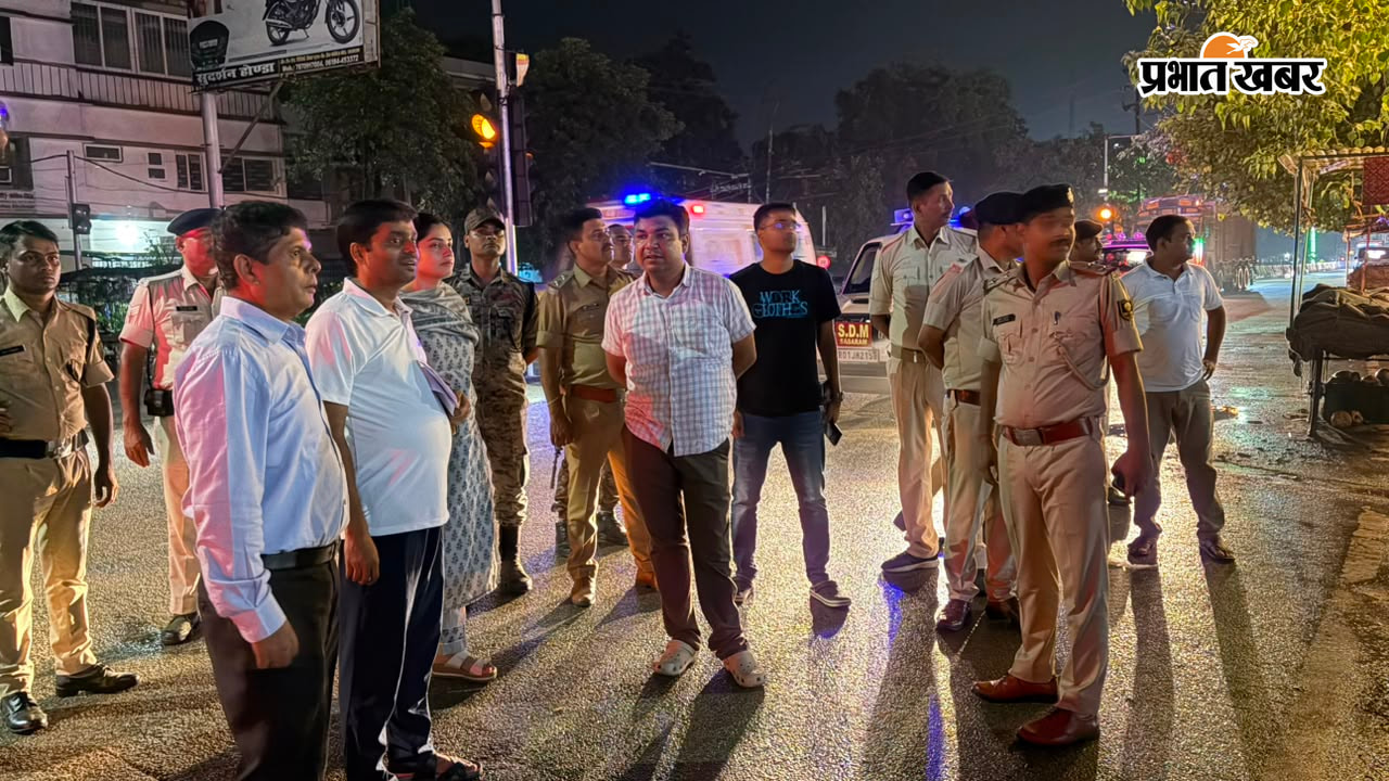 देर रात शहर की यातयात व्यवस्था का निरीक्षण करते डीएम व अन्य | Prabhat Khabar Network