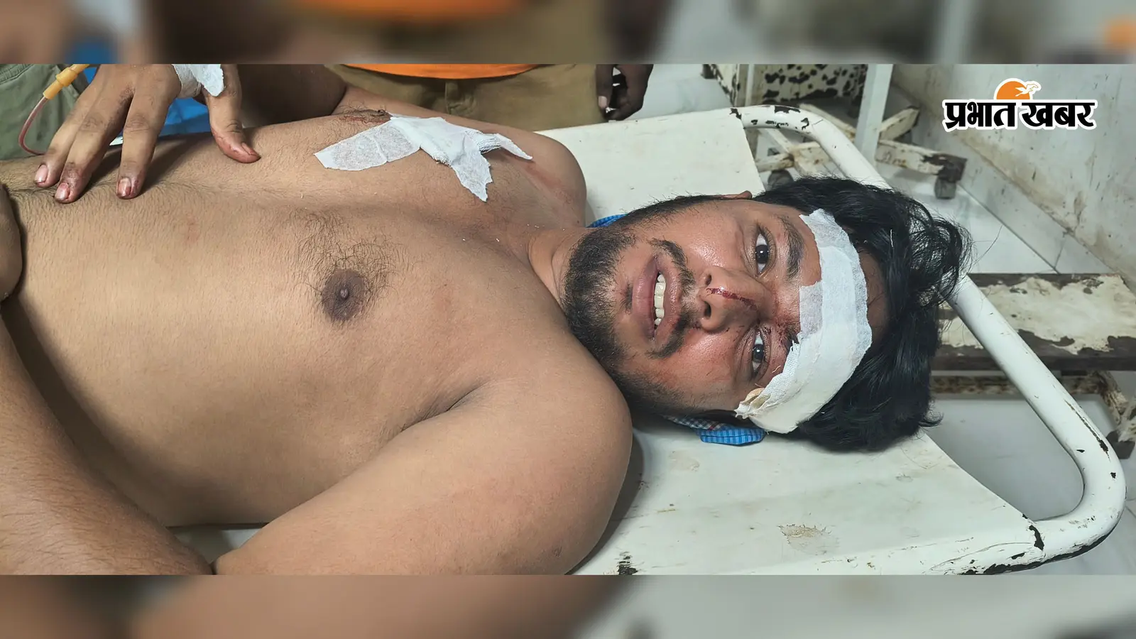 साइबर कैफे में जान बचाने घुसा व्यवसायी, पीछे पहुंचे हमलावरों ने चाकू मारकर 4 लाख और चेन लूटी