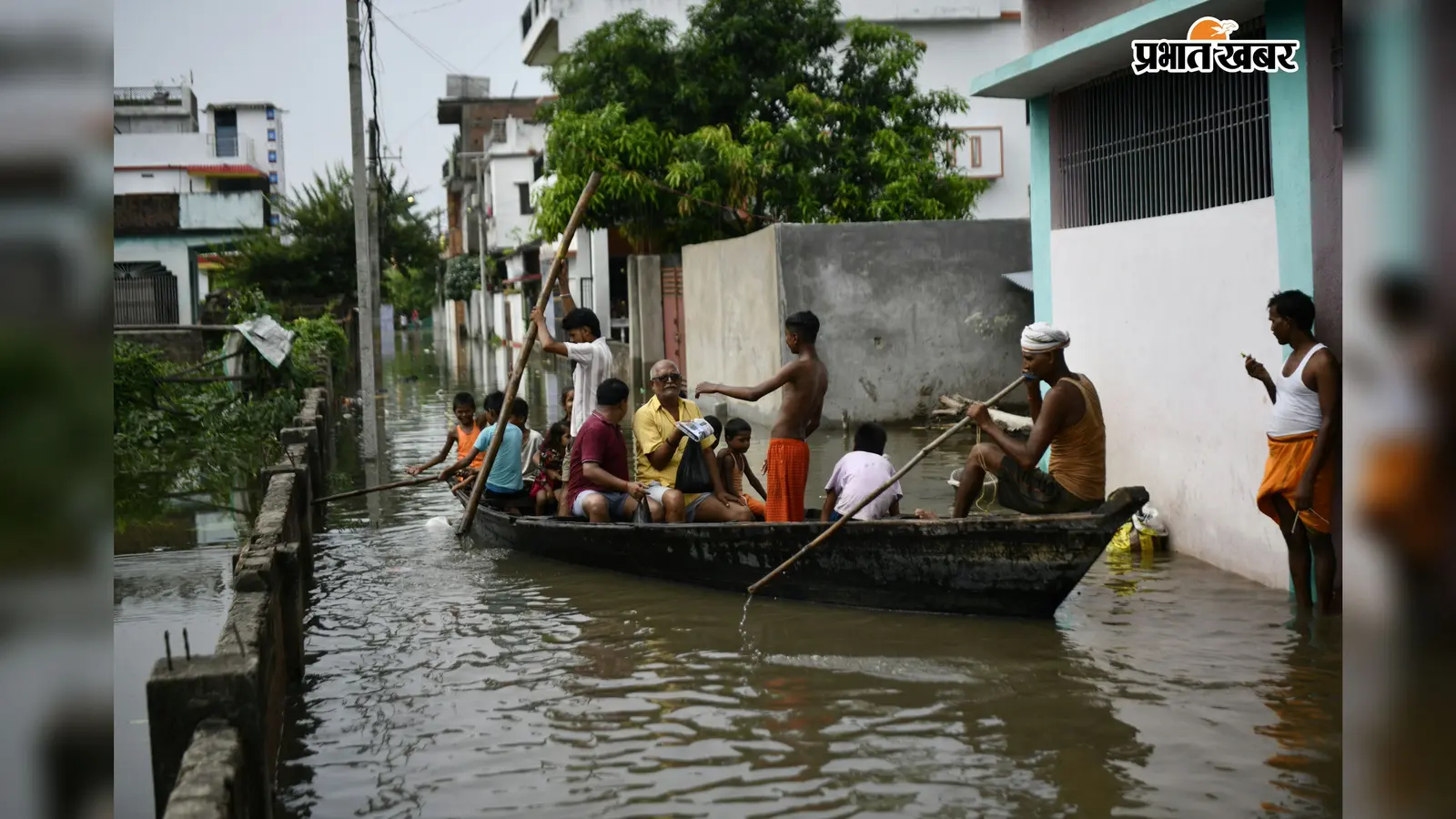 हाजीपुर में बाढ़ से 2.98 लाख आबादी प्रभावित, 266 नाव और 54 सामुदायिक रसोई से राहत जारी