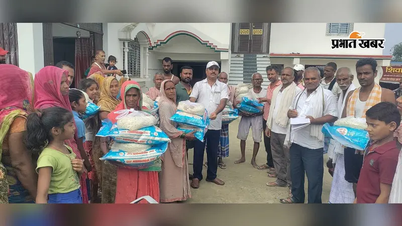 समेली में बाढ़ पीड़ित 200 परिवारों के बीच पूर्व मुखिया ने बांटा सूखा राशन, ग्रामीण बोले- अब तक नहीं मिली सरकारी मदद
