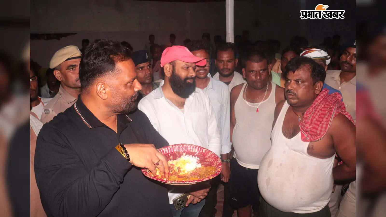हाजीपुर बाढ़ राहत शिविर पहुंचे पप्पू यादव, महिलाओं को बांटे आर्थिक सहायता; भोजन पर उठाए सवाल
