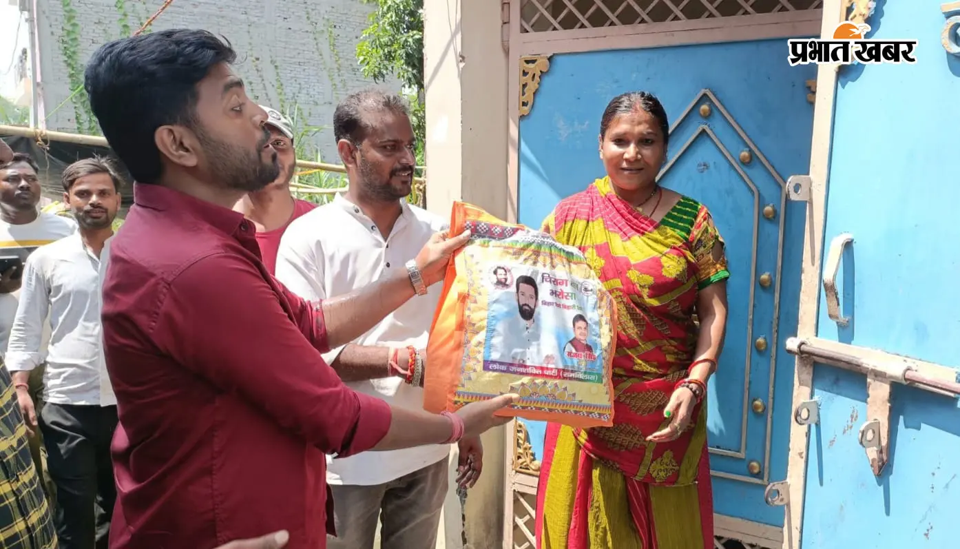 हाजीपुर में बाढ़ पीड़ितों के बीच पहुंची लोजपा, ‘चिराग का भरोसा’ अभियान के तहत बांटी राहत सामग्री