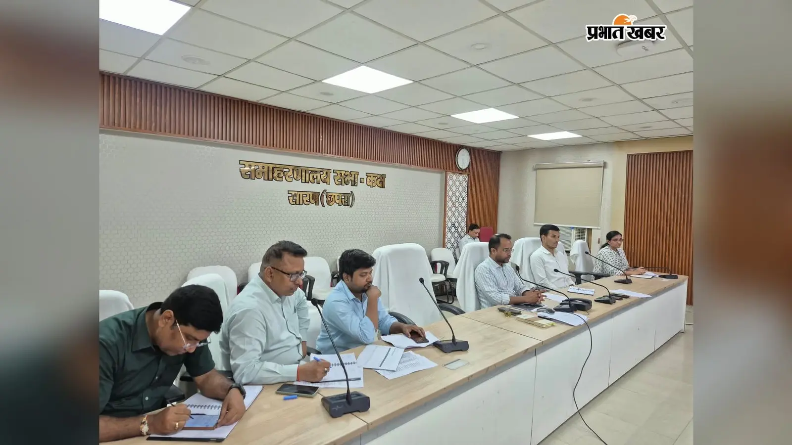सारण में डीएम वैभव श्रीवास्तव ने की राहत कार्यों की समीक्षा, सामुदायिक किचन और हेल्थ कैंप जारी रखने का निर्देश