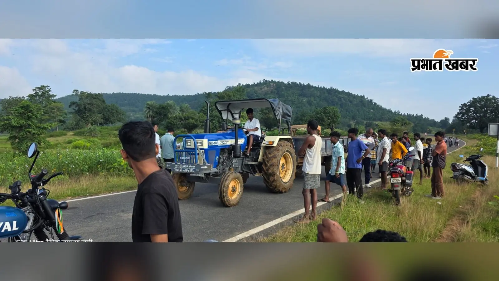 अनियंत्रित होकर खेत में पलटा ट्रैक्टर, चालक गंभीर रूप से घायल
