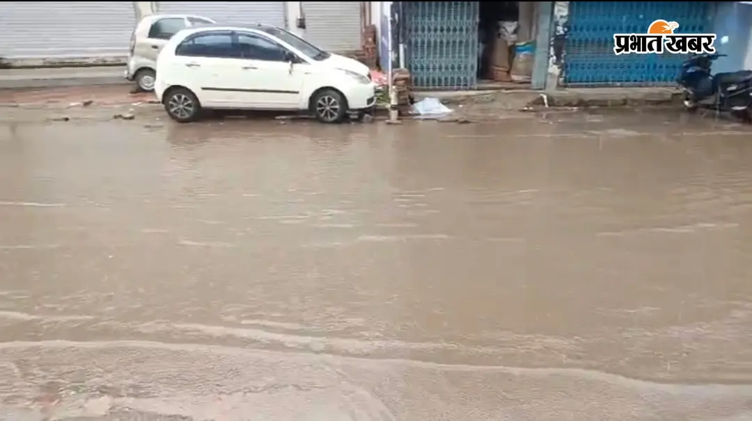 हल्की बारिश में तालाब बन जाती हैं लोहरदगा की सड़कें, जलजमाव से लोग परेशान