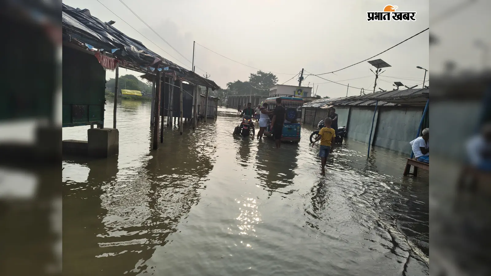 मुंगेर में गंगा के घटने की रफ्तार धीमी: रातभर में 3 सेमी कम हुआ जलस्तर, चंडिका स्थान में पूजा ठप, राहत शिविरों में पहुंचे लोग