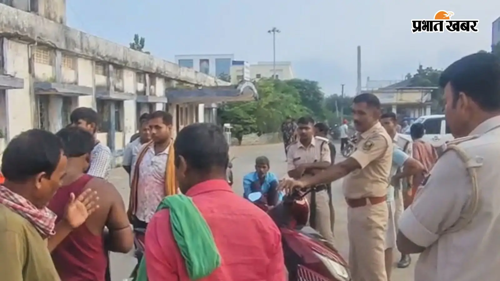 बाढ़ में मेले से लौट रहे युवक की गोली मारकर हत्या, रेलवे लाइन के पास बदमाशों ने घेरा; पड़ोसी पर हत्या का आरोप