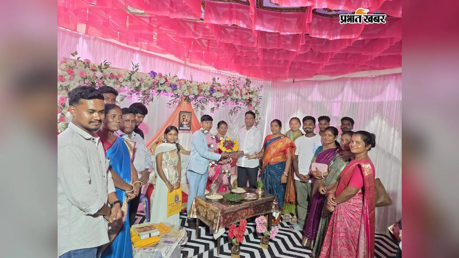 शादी समारोह में शामिल हुए विधायक भूषण बाड़ा और जोसिमा खाखा, नवदंपती को दी शुभकामनाएं