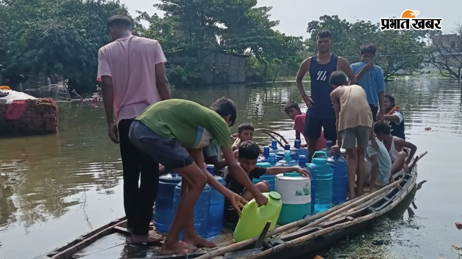 गोगरी में बाढ़ का कहर, घर-घर पहुंच रहा पीने का पानी और भोजन, जनप्रतिनिधि खुद संभाल रहे राहत की कमान