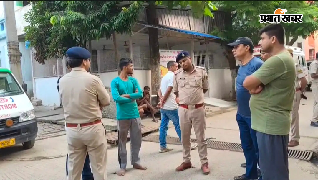 1 गोली से घायल छात्र को अस्पताल ले जाते हुए परिजन 2 बेगूसराय सदर अस्पताल में परिजनों घटना की जानकारी प्राप्त करते हुए पुलिस 3 मृतक के घर लगी लोगों की भीड़ | Prabhat Khabar Network