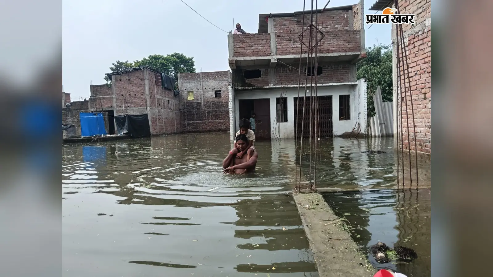 गंगा का जलस्तर घटा, लेकिन गोगरी में बाढ़ का संकट बरकरार, एक लाख लोग परेशान; भोजन व पशु चारे पर संकट