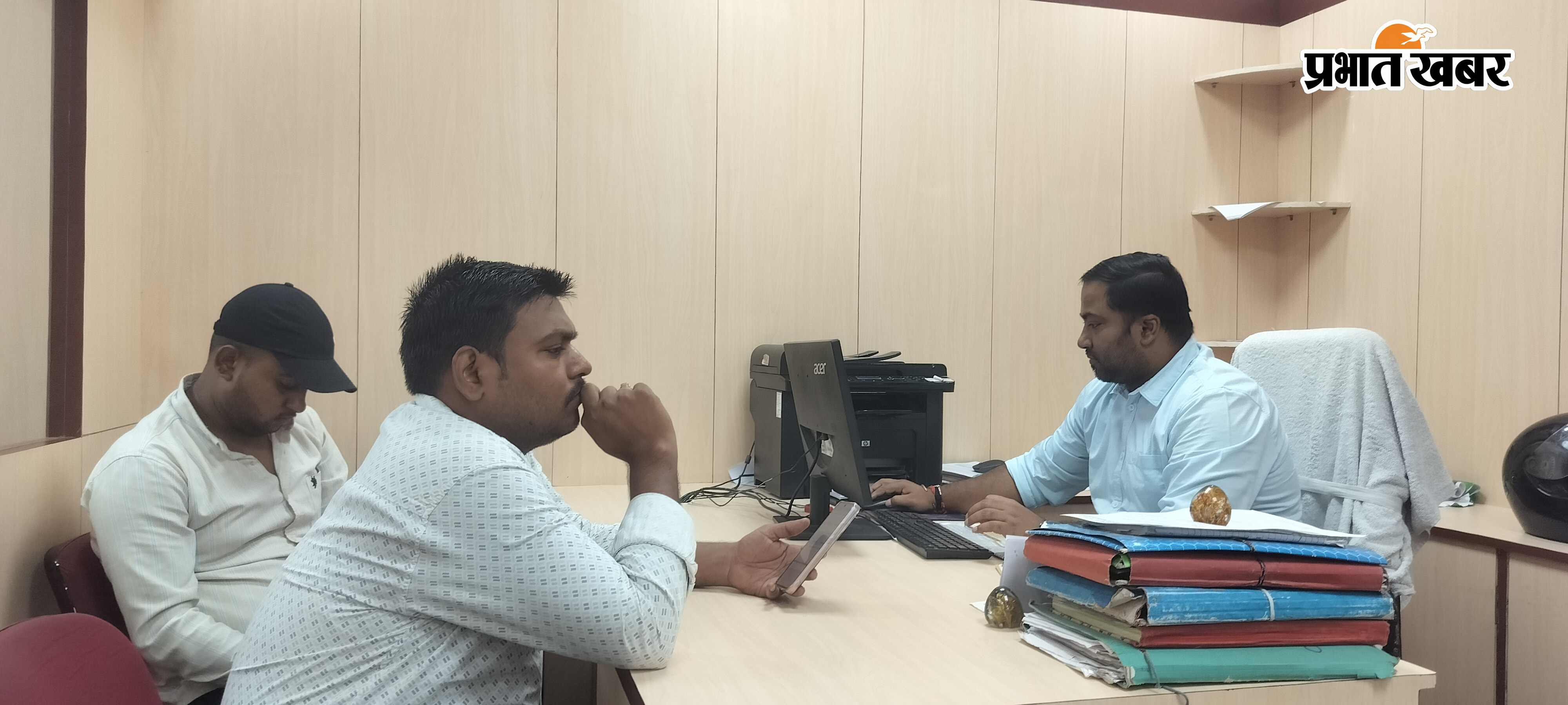 रुपए निकासी के लिए बैंक में काउंटर पर ग्राहकों की लगी कतार, अपने कार्यालय में ग्राहकों का काम करते शाखा प्रबंधक | Prabhat Khabar Network