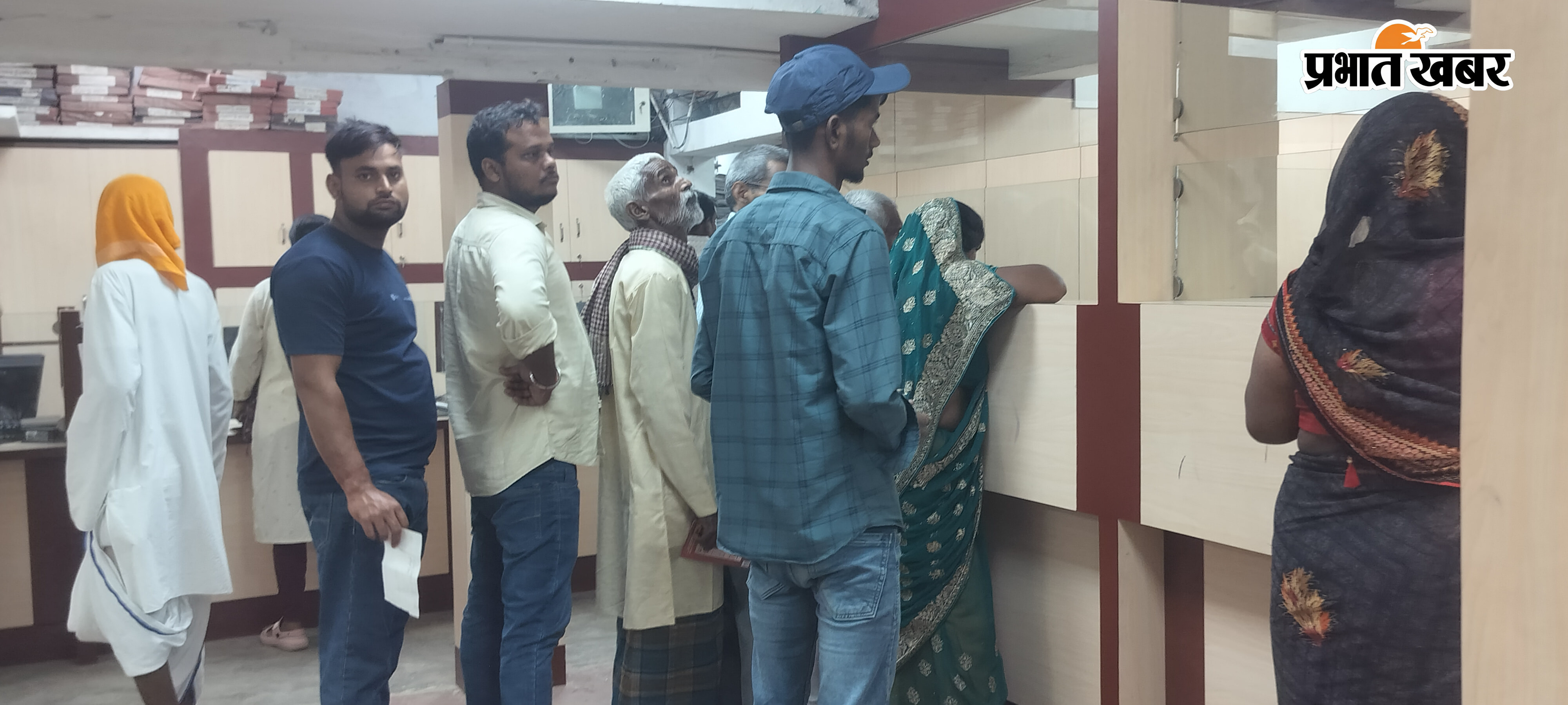 रुपए निकासी के लिए बैंक में काउंटर पर ग्राहकों की लगी कतार, अपने कार्यालय में ग्राहकों का काम करते शाखा प्रबंधक | Prabhat Khabar Network