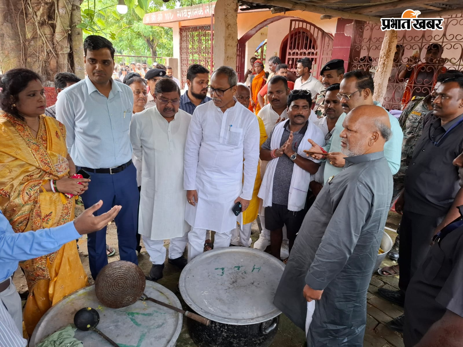 फोटो कैप्शन- बाढ़ प्रभावित क्षेत्र का जयजा लेते आपदा प्रबंधन मंत्री | Prabhat Khabar Network