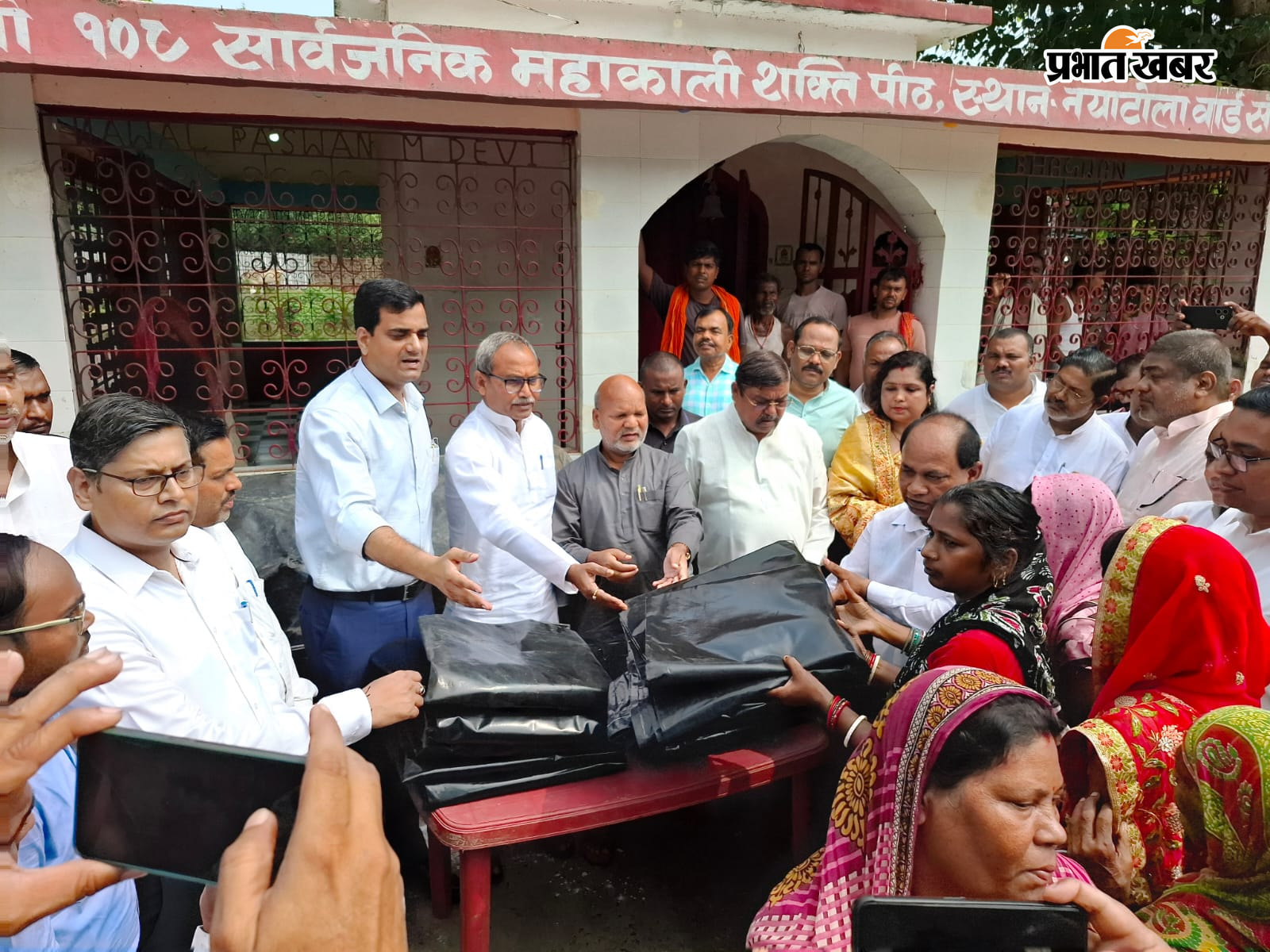फोटो कैप्शन- बाढ़ प्रभावित क्षेत्र का जयजा लेते आपदा प्रबंधन मंत्री | Prabhat Khabar Network