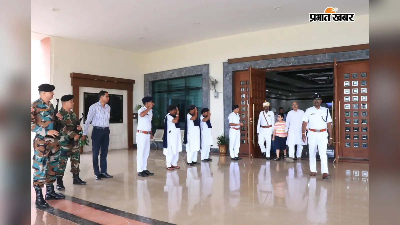 पोते संग विधानसभा परिसर में दिखे रवींद्रनाथ महतो, तस्वीर ने खींचा ध्यान