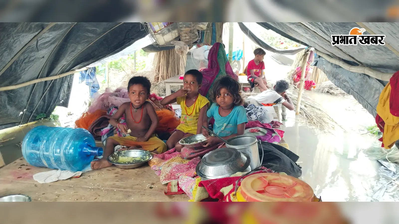 चार दिन बाद मिला भरपेट भोजन तो छलके आंसू, फटे पॉलिथीन के तंबू में गुजर रही बाढ़ पीड़ितों की जिंदगी