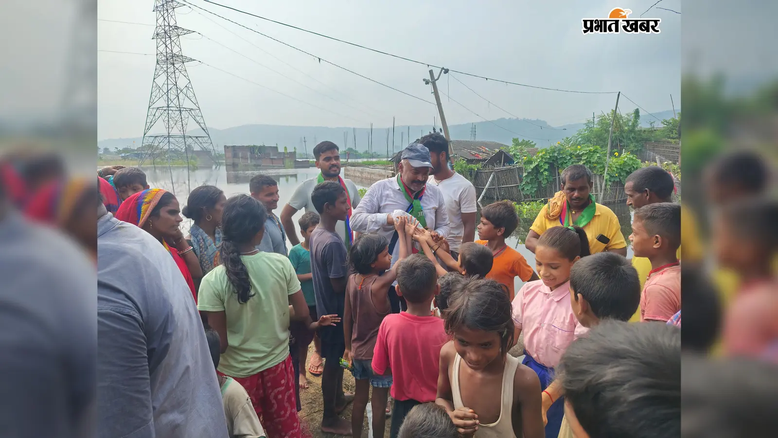 साहिबगंज में बाढ़ के बीच आजसू की राहत, प्रभावितों में बांटी चूड़ा-गुड़
