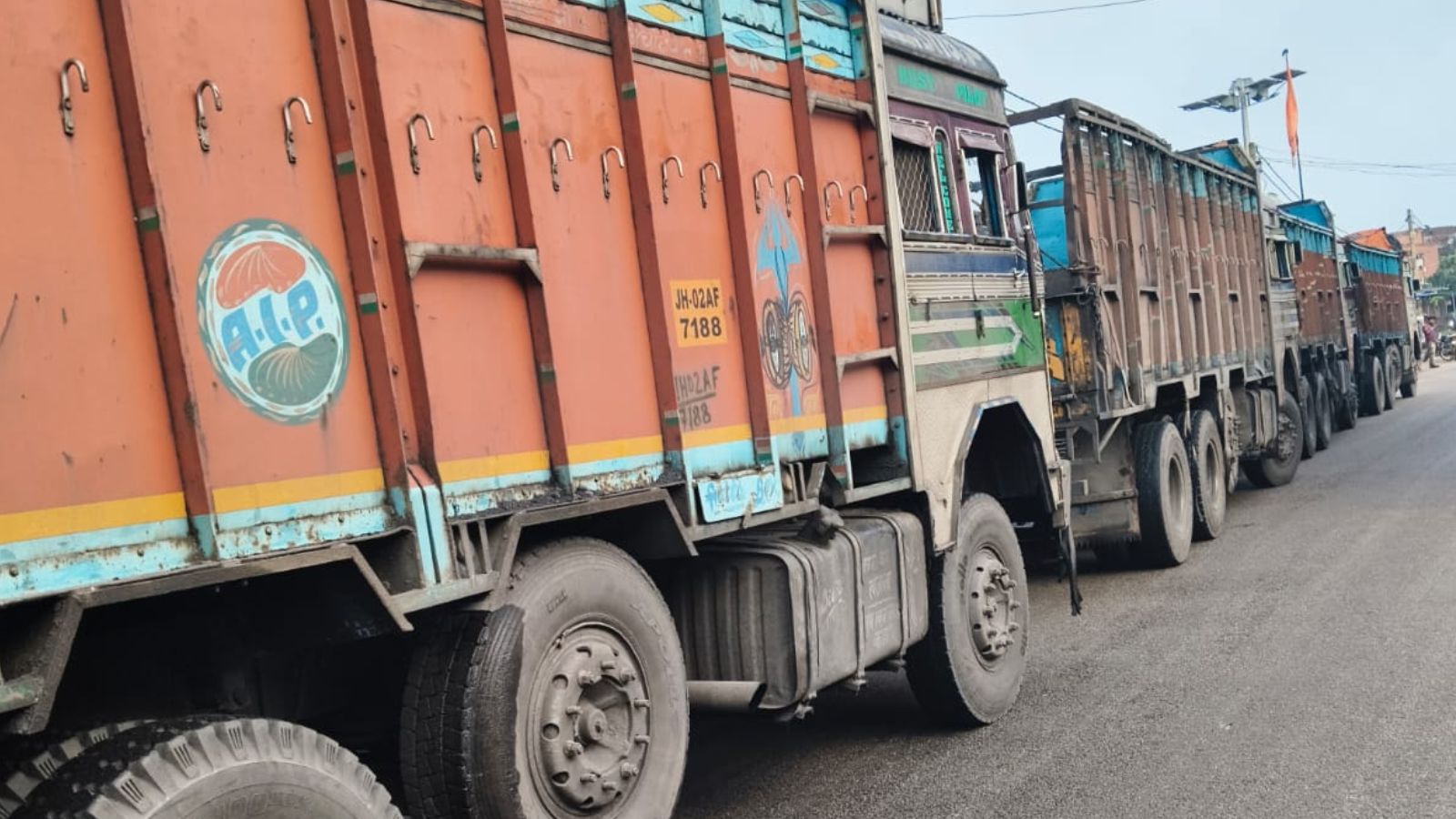 बुढ़मू चौैक के पास खड़े भारी वाहन
