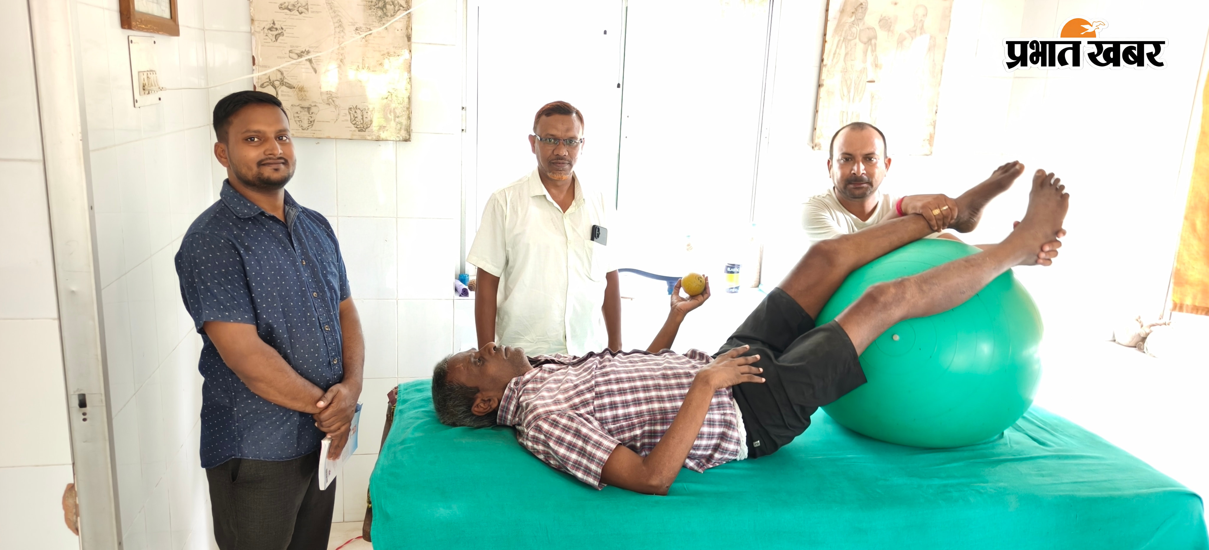 फोटो : आशा विहार में मरीज इलाज करते चिकित्सक फोटो : आशा विहार का मुख्य द्वार | Prabhat Khabar Network