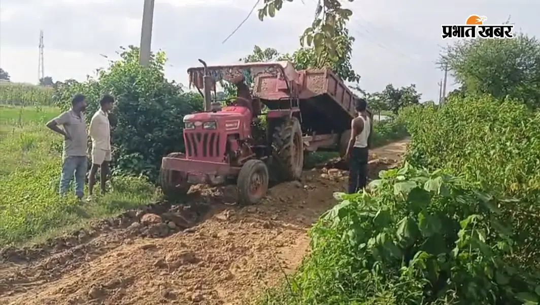 सरकार से सालों लगाई गुहार, फिर भी नहीं बनी सड़क - आखिर ग्रामीणों ने खुद उठा लिया फावड़ा