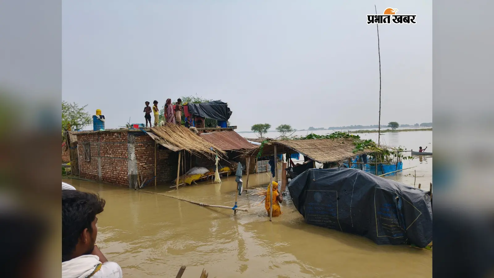 राजमहल के 14 टोले जलमग्न,छत-मचान पर जिंदगी; पेट पर आफत