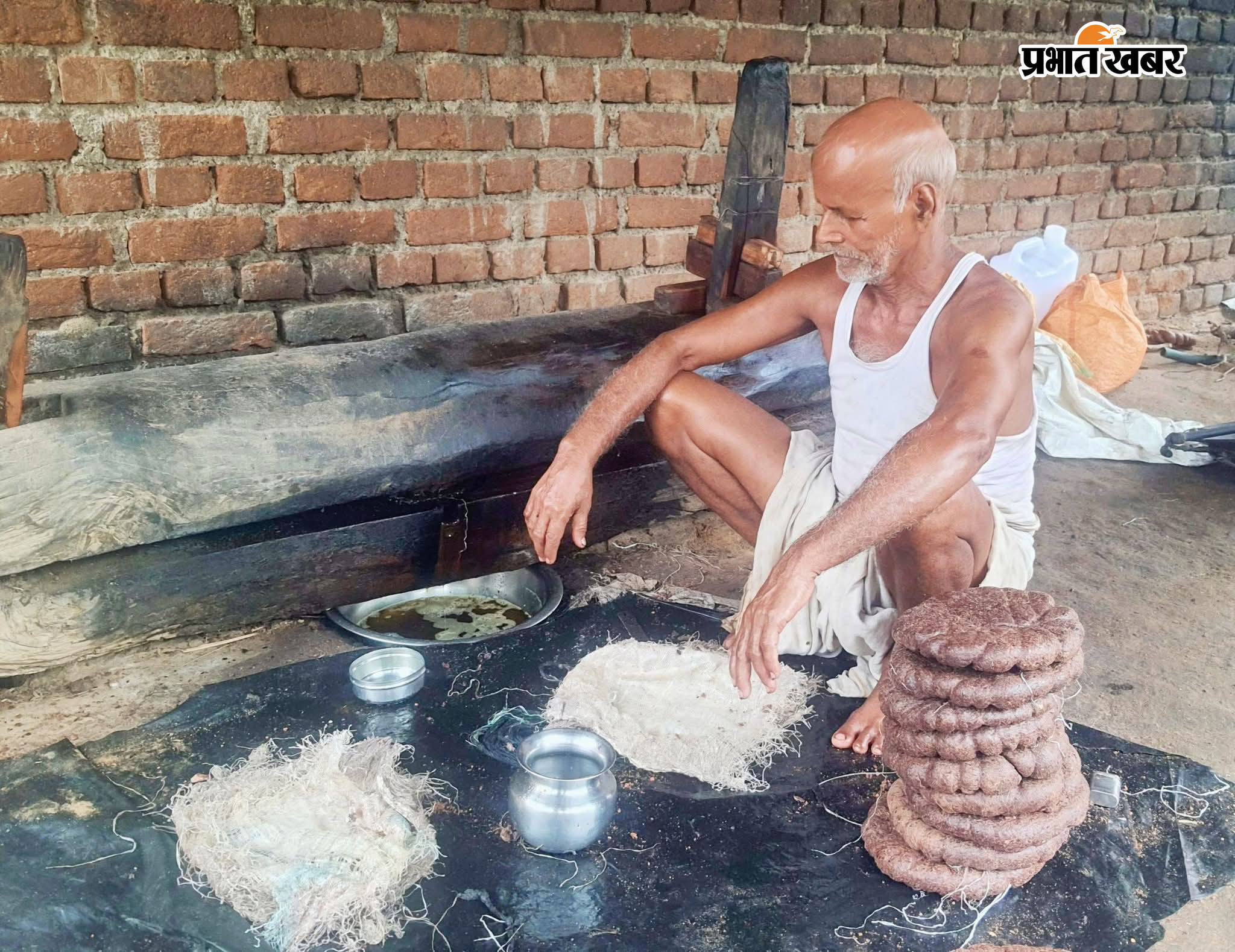 लकड़ी के यंत्र से महुआ तेल तैयार करते ग्रामीण | Prabhat Khabar Network