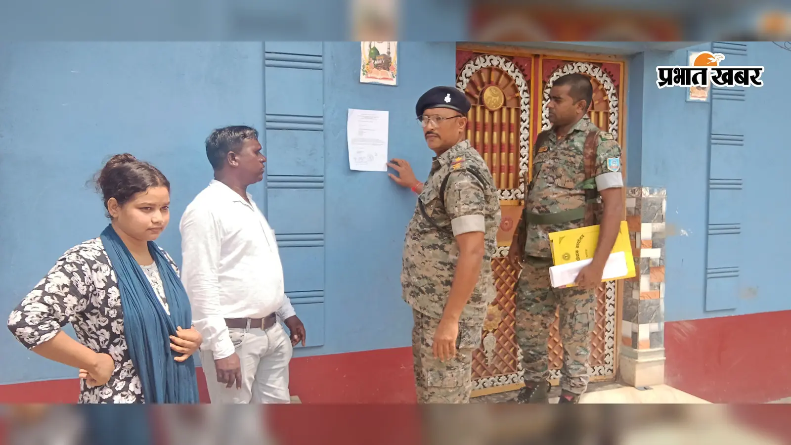 जामताड़ा में फरार आरोपी पर कोर्ट का शिकंजा, घर पर चिपकाया इश्तहार