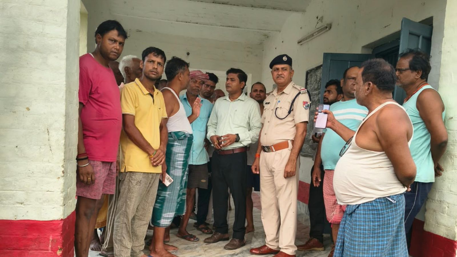 जांच के लिए स्टेशन पहुंचे अधिकारी.