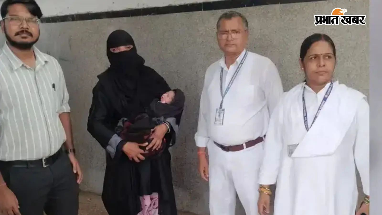 सफर के बीच आया नन्हा मेहमान: सीवान स्टेशन पहुंचने से पहले महिला ने दिया बेटे को जन्म, RPF की तत्परता आई काम