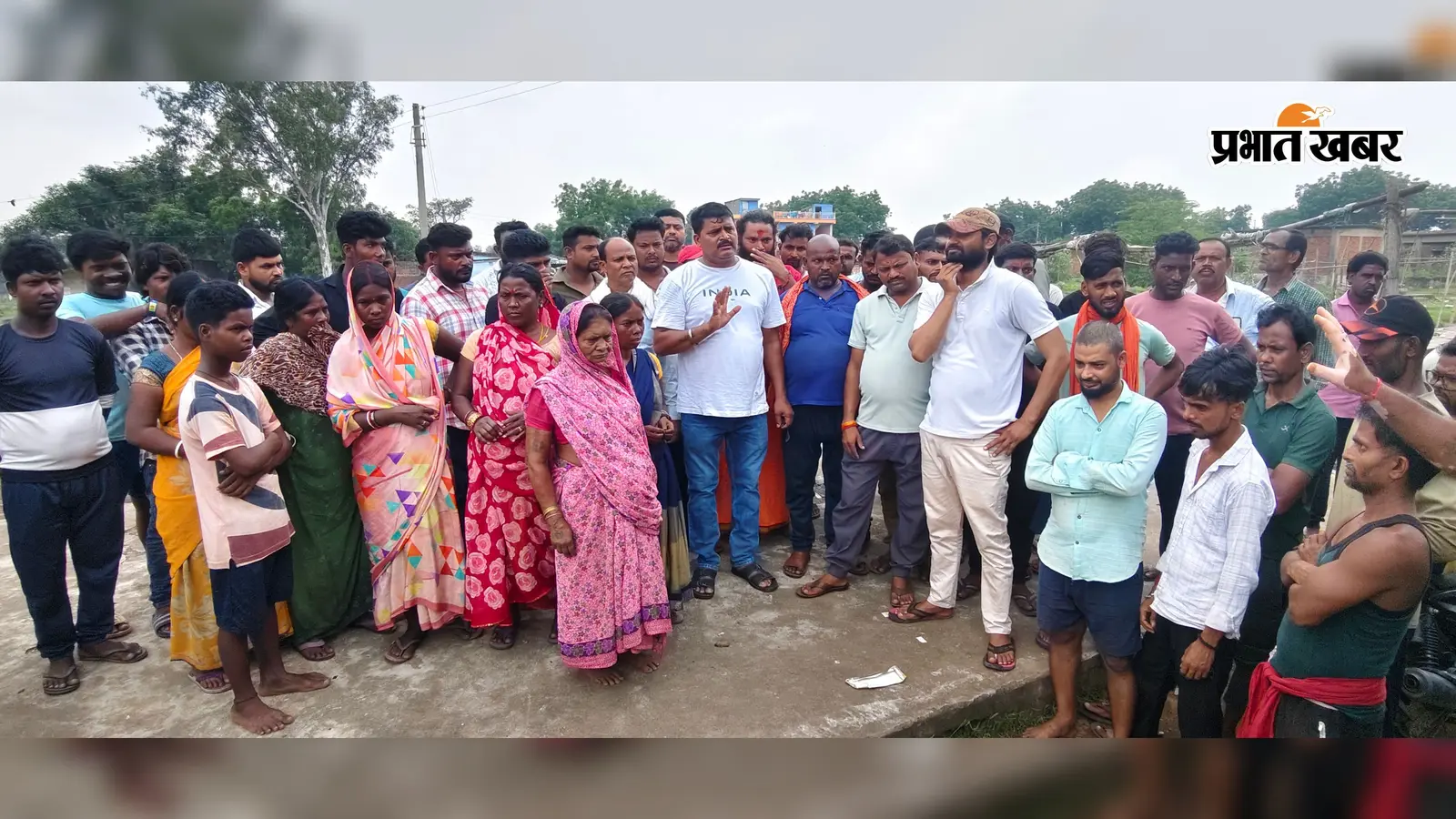 फुलारीटांड़ में पांच दशक से बिजली का इंतजार, ग्रामीणों के प्रदर्शन के बाद बीसीसीएल ने दिया बहाली का भरोसा