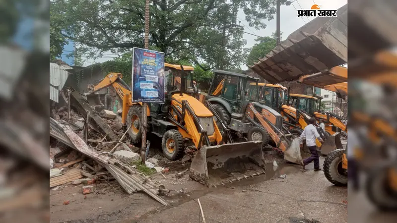 पॉवर हाउस चौक पर प्रशासन का बड़ा एक्शन, पांच बुलडोजर गरजे, तीन दर्जन से ज्यादा दुकानें ध्वस्त