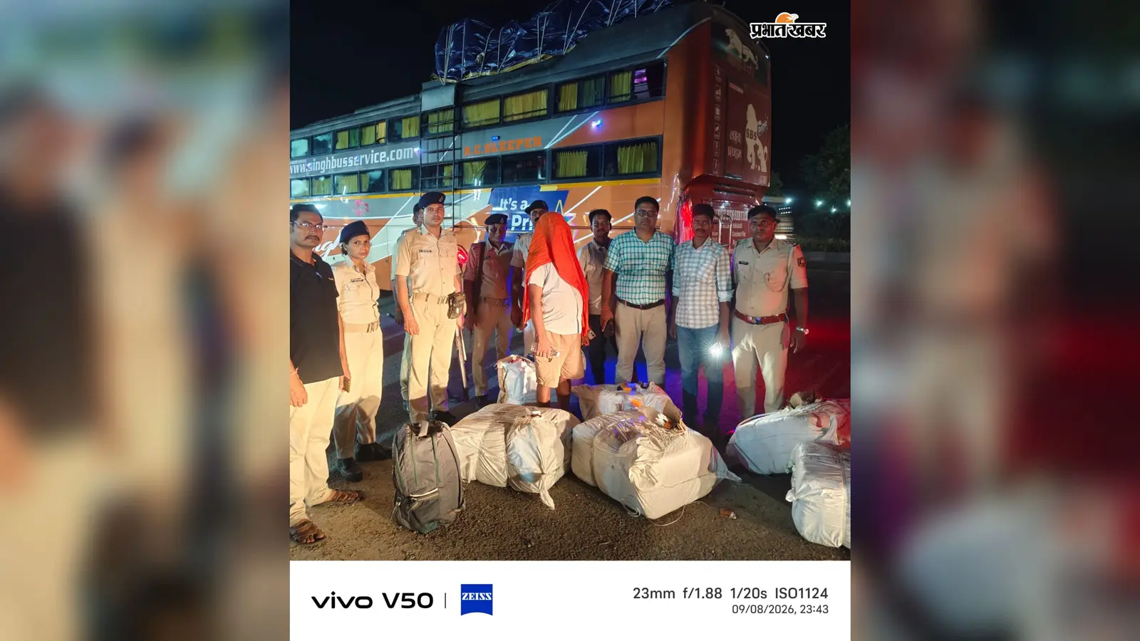 कैमूर : वाराणसी से टाटा जा रही यात्री बस की डिग्गी से 194.58 लीटर शराब बरामद, धंधेबाज गिरफ्तार