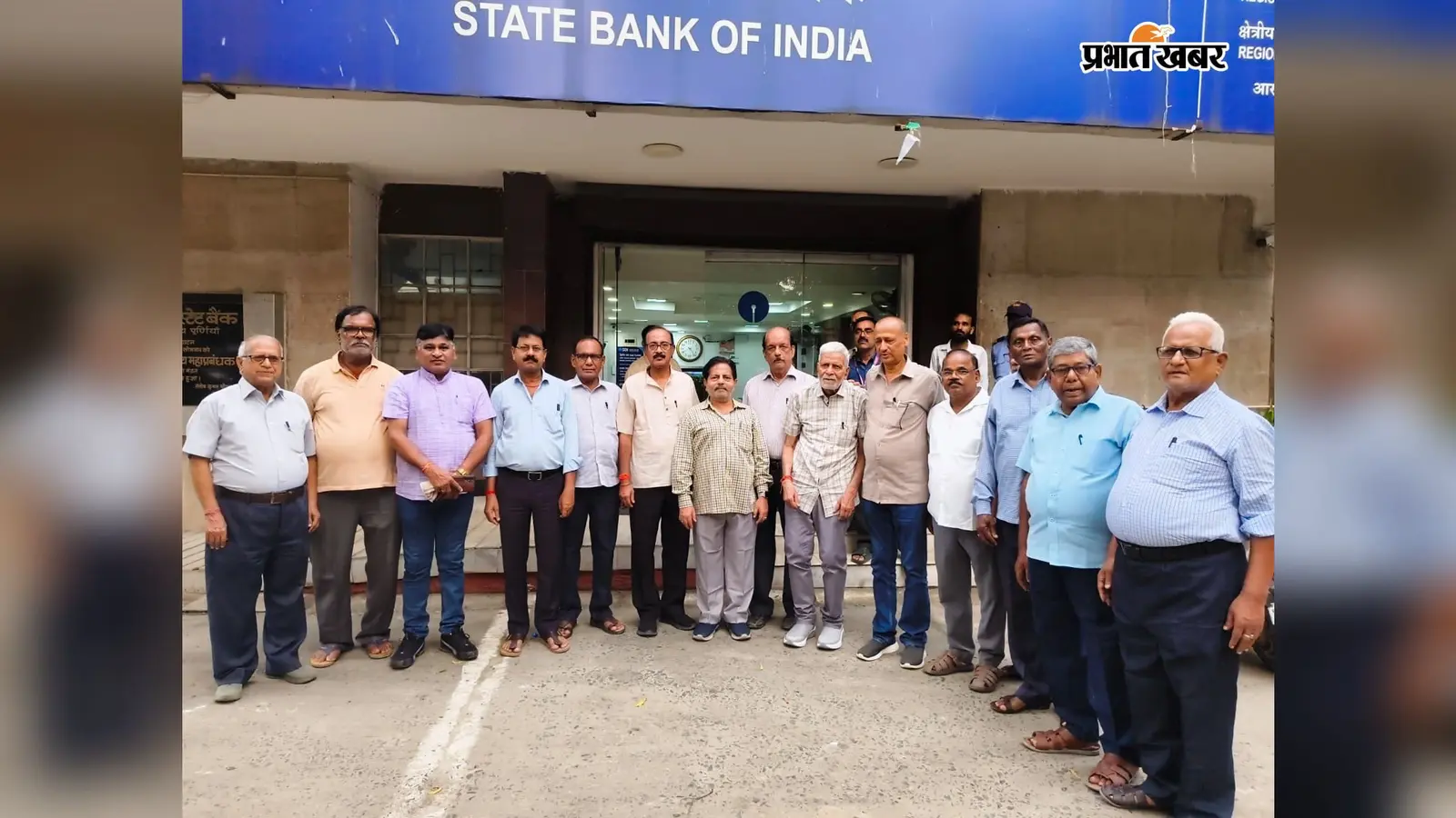 एसबीआई पेंशनर्स एसोसिएशन ने मनाया सामूहिक जन्मदिन, केक काटकर बुजुर्ग साथियों को दी शुभकामनाएं