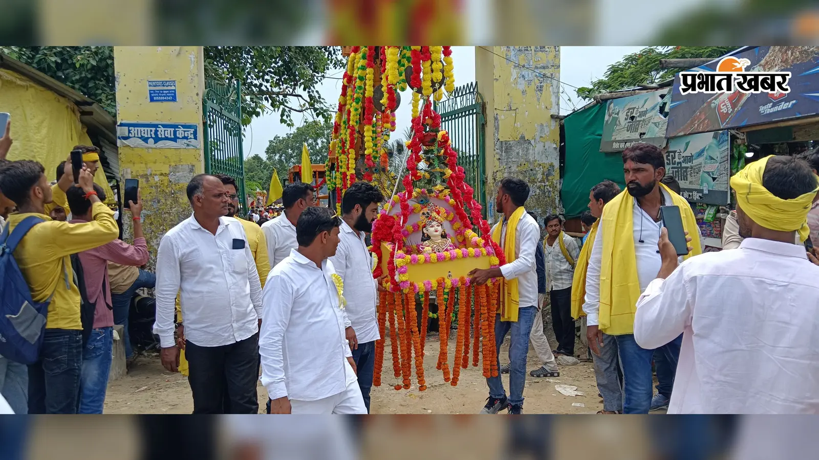 सासाराम : दिनारा में कृष्ण जन्माष्टमी पर निकला छठियार जुलूस, भगवान श्रीकृष्ण की झांकियों ने मोहा मन