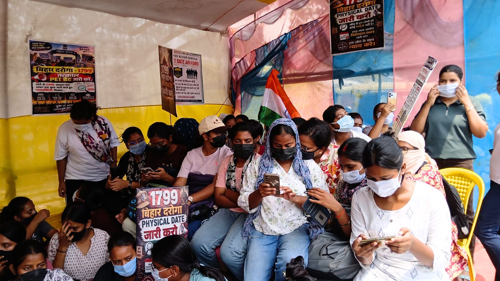 गर्दनीबाग में धरने पर बैठे दरोगा अभ्यर्थी