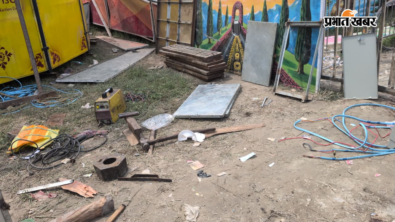 1 बिखरा पड़ा झूला का सामान 2 चेरियाबरियारपुर में टूटे हुए बैरिकेटिंग को ठीक करते हुए झूला कर्मी | Prabhat Khabar Network