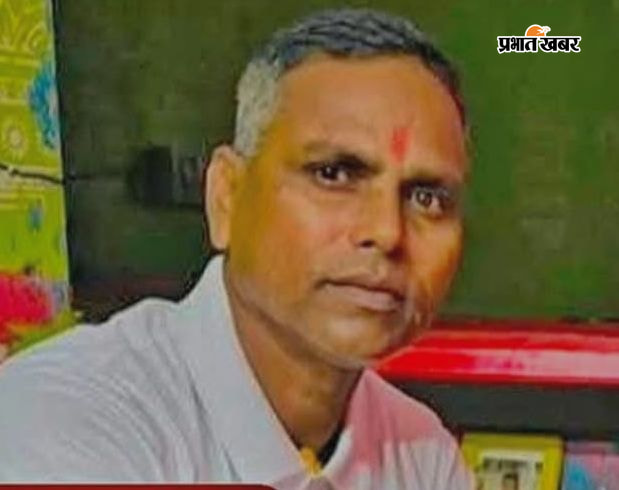 नदी में तैरता हुआ शव घटना स्थल पर जुटी भीड़ एवं मृतक अनेश हाड़ी का फ़ाइल फोटो | Prabhat Khabar Network