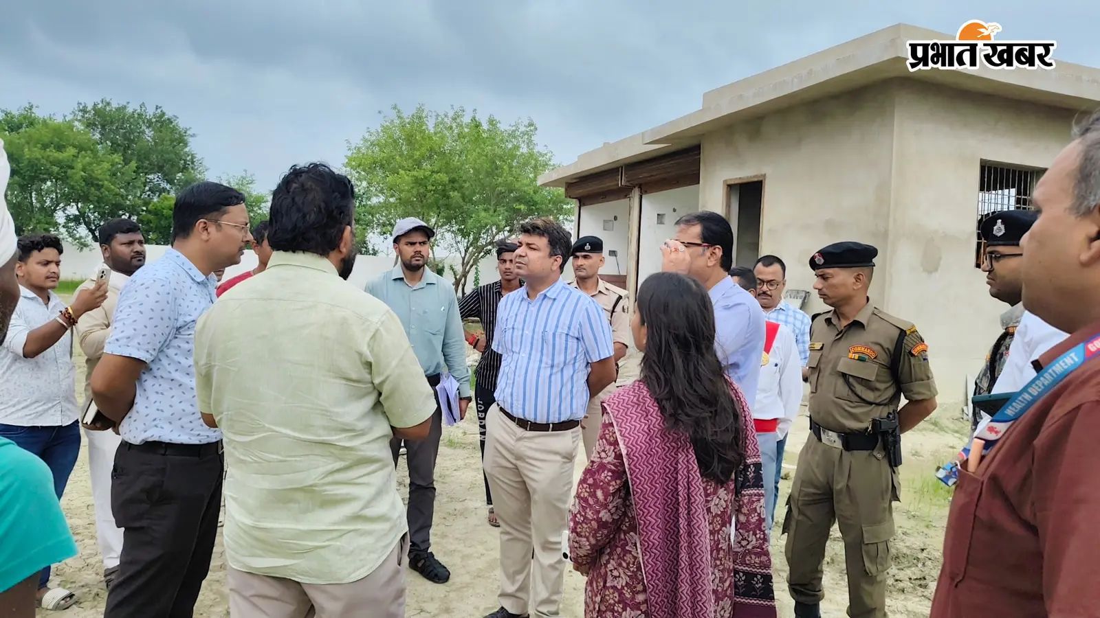 अंतर्राज्यीय बस स्टैन्ड का निरीक्षण करते डीएम