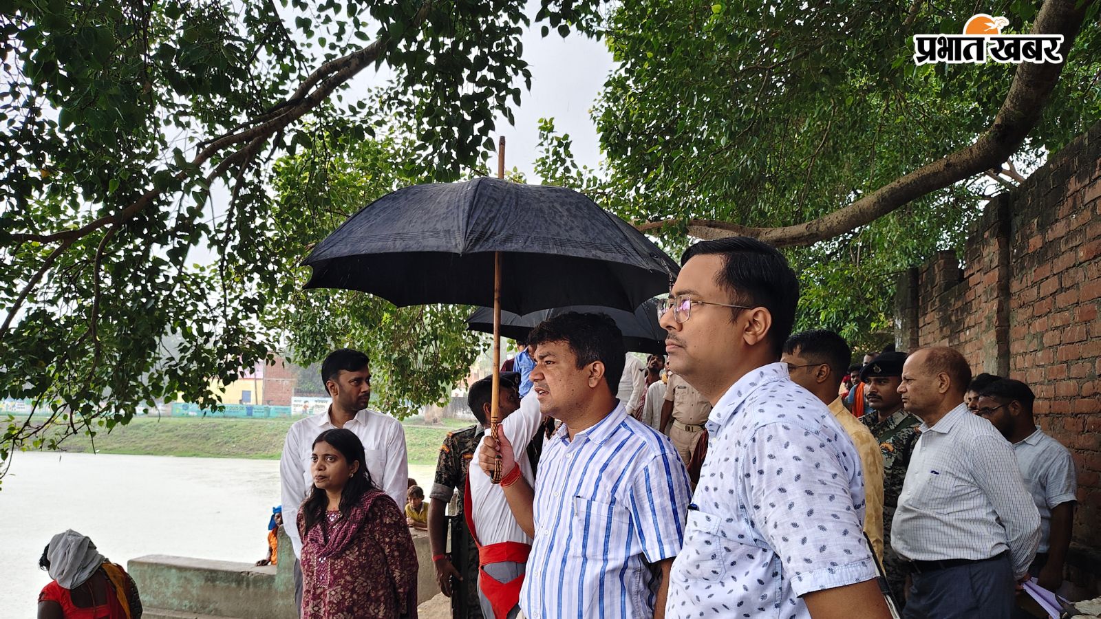 सूर्य मंदिर पुष्करणी पोखरा का स्थलीय निरीक्षण करते डीएम