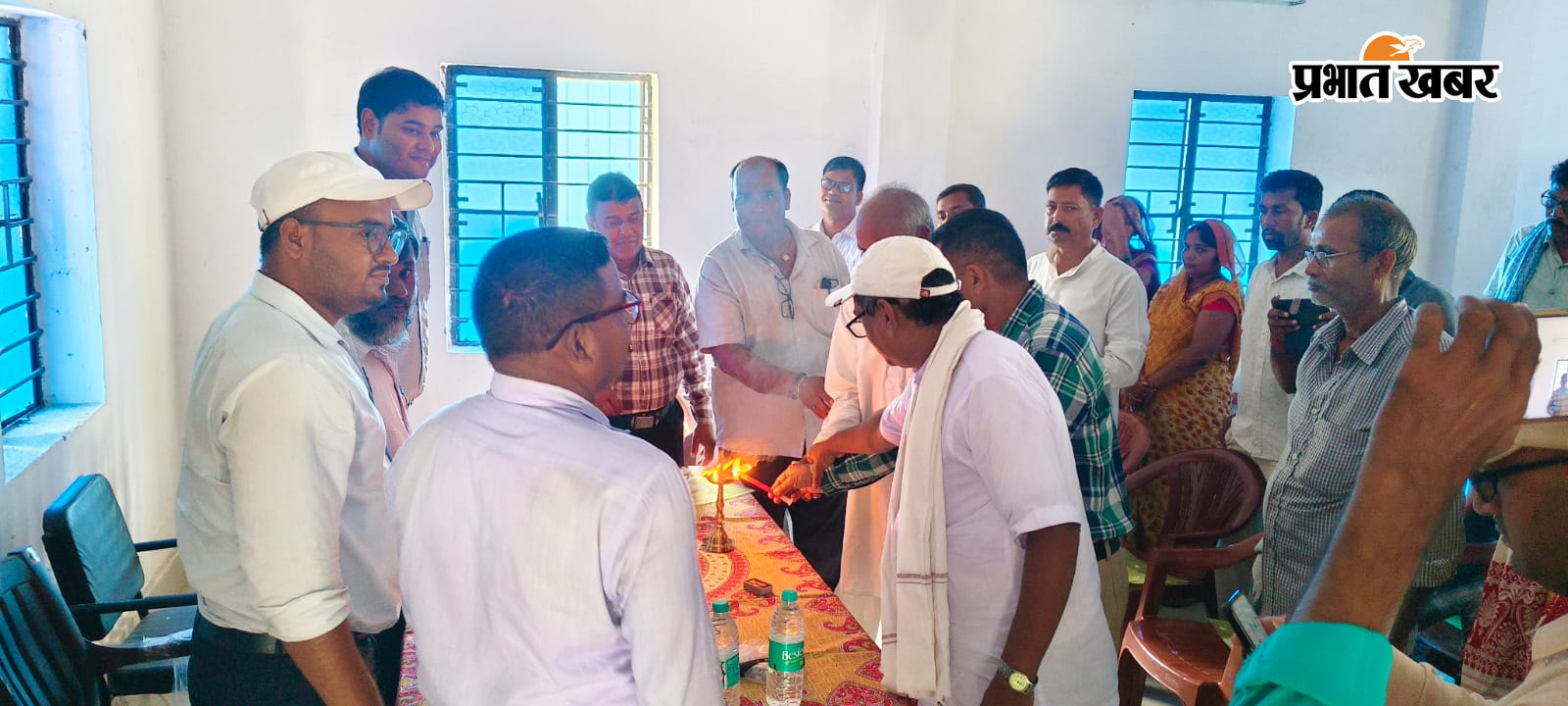 तरैया कृषि कार्यालय भवन में किसान गोष्ठी कार्यक्रम में पौधे देकर आत्मा अध्यक्ष को सम्मानित करते कृषि विभाग के कर्मी  दीप प्रज्वलित कर कार्यक्रम का उद्घाटन करते पदाधिकारी व सम्मानित किसान  महिला को पौधे देते आत्मा अध्यक्ष | Prabhat Khabar Network