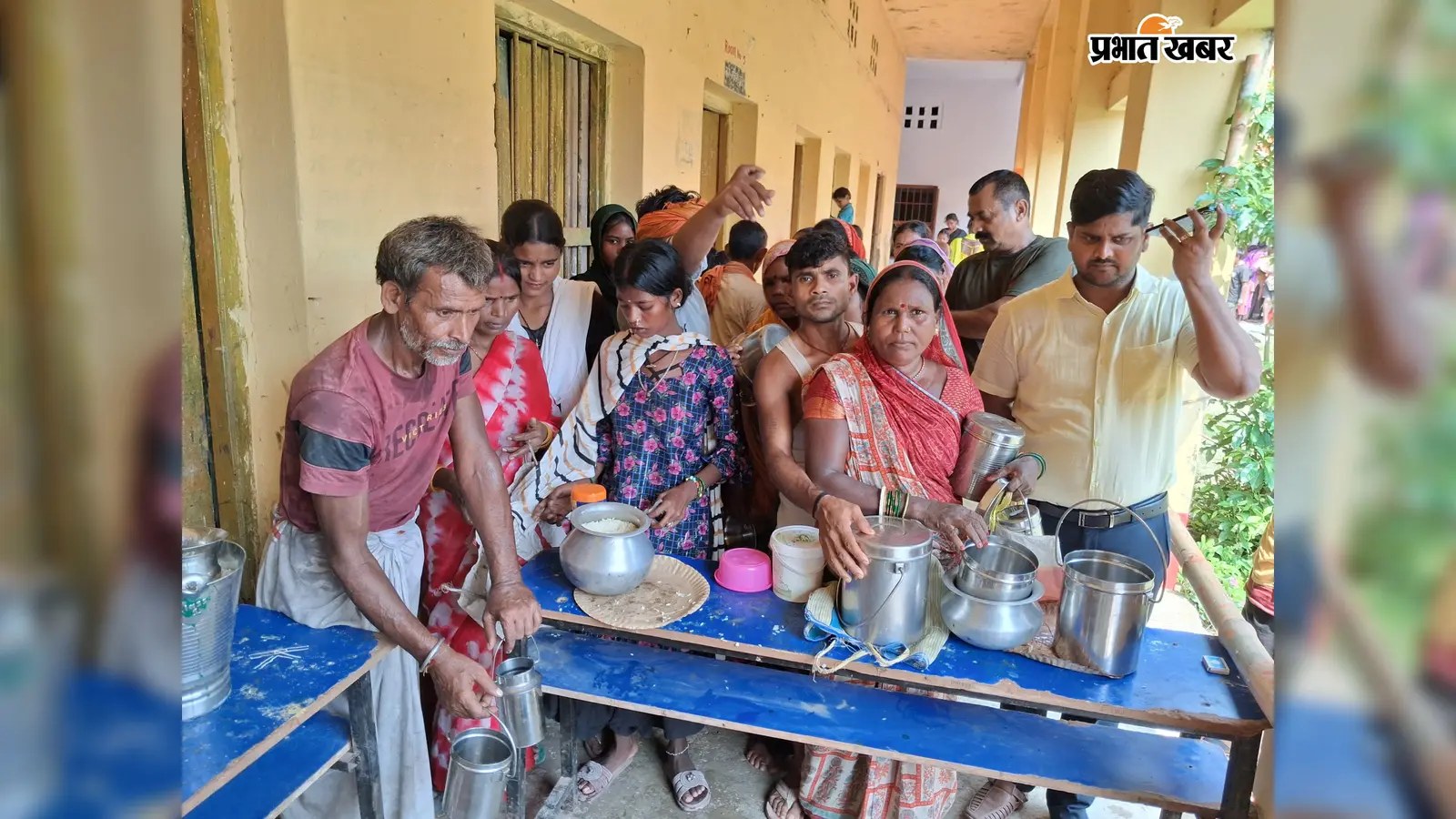 बरियारपुर में बाढ़ का कहर, दाने-दाने को मोहताज परिवारों के लिए दर्जनभर सामुदायिक किचन, सीओ ने चखा भोजन