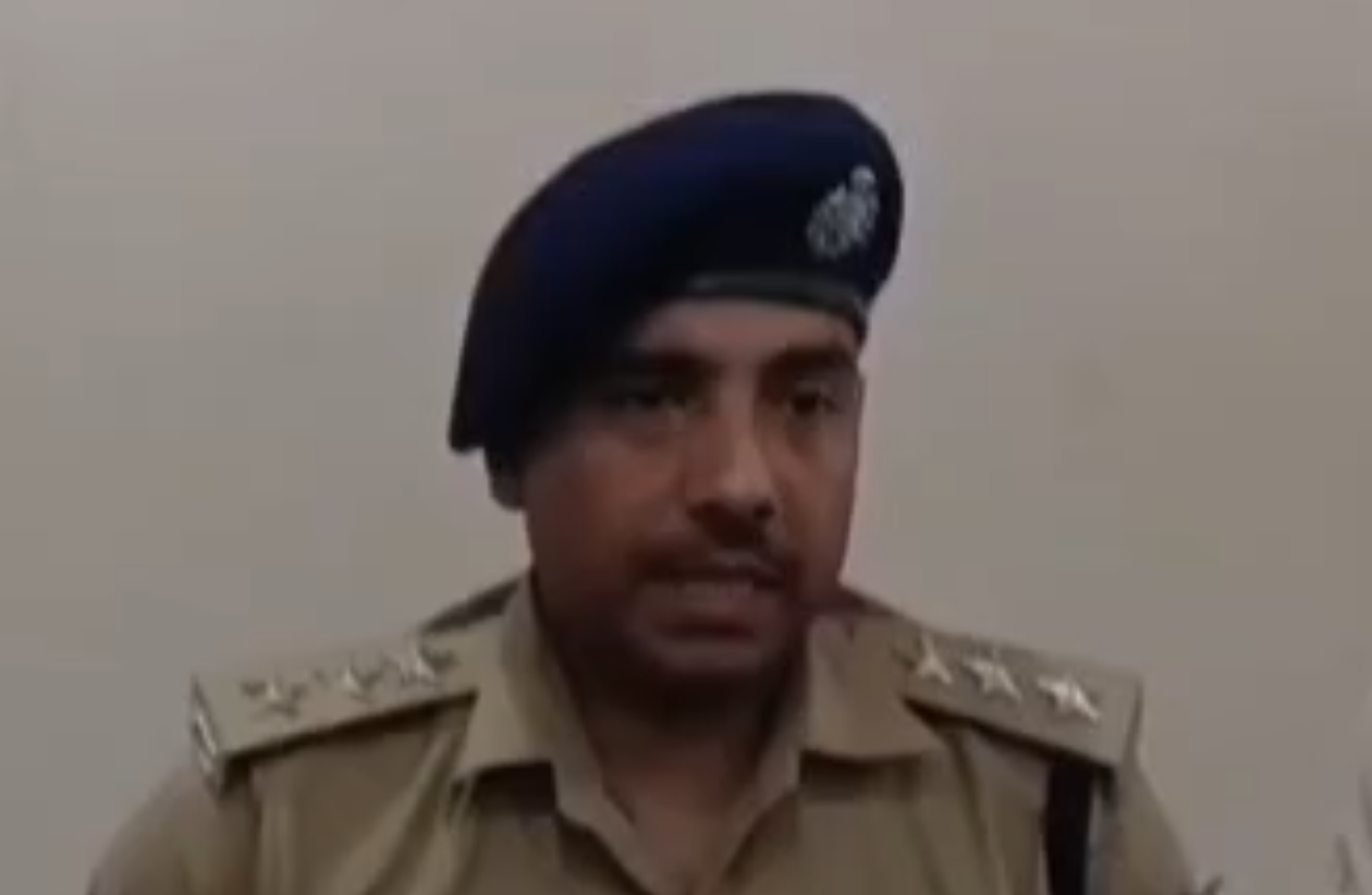 मामले की जानकारी देते डीएसपी मुख्यालय-1 कुमार विनोद