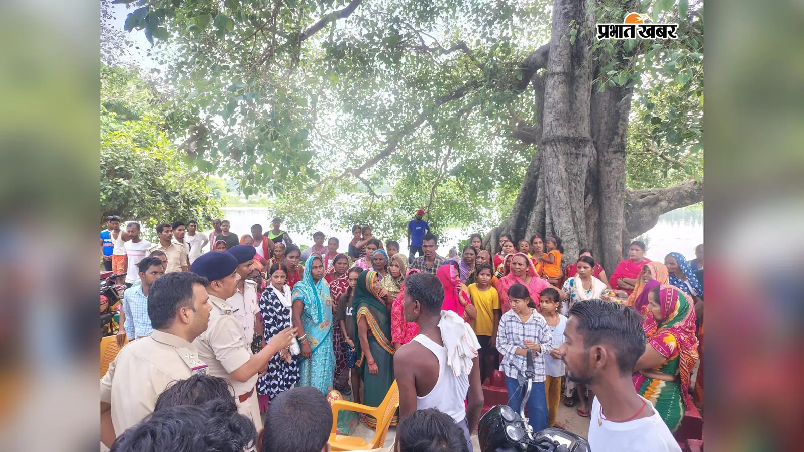 सारण: छात्राओं से छेड़खानी मामले में नया मोड़, ग्रामीणों ने शिक्षक को साजिश के तहत फंसाने का लगाया आरोप