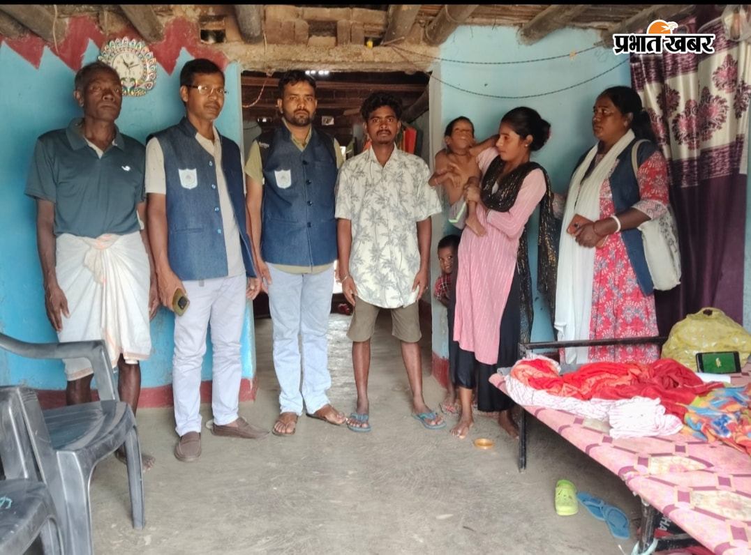   फोटो   मानसिक रूप से बीमार बच्ची  फोटो   दिव्यांग बच्चा  फोटो   जानकारी लेने पहुंची पीएलबी टीम | Prabhat Khabar Network